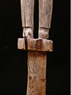 AL06 original AloAlo Grabstele der Mahafaly antik Gendarm mit Tasche 120 cm ca. 1920