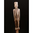 AL06 original AloAlo Grabstele der Mahafaly antik Gendarm mit Tasche 120 cm ca. 1920