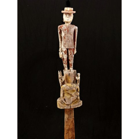 AL007 original AloAlo Grabstele der Mahafaly antik Mann mit Nebenfiguren 135 cm ca. 1960
