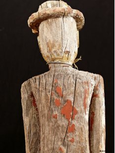 AL007 original AloAlo Grabstele der Mahafaly antik Mann mit Nebenfiguren 135 cm ca. 1960