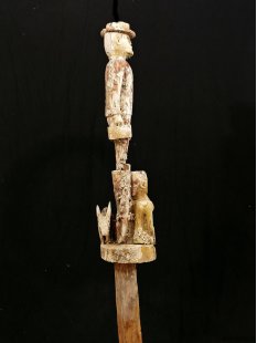 AL007 original AloAlo Grabstele der Mahafaly antik Mann mit Nebenfiguren 135 cm ca. 1960