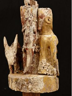 AL007 original AloAlo Grabstele der Mahafaly antik Mann mit Nebenfiguren 135 cm ca. 1960