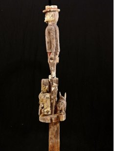 AL007 original AloAlo Grabstele der Mahafaly antik Mann mit Nebenfiguren 135 cm ca. 1960