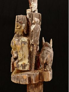 AL007 original AloAlo Grabstele der Mahafaly antik Mann mit Nebenfiguren 135 cm ca. 1960