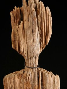 AL09 original AloAlo Fragment einer Grabstele der Sakalava antik nackte Frau 80 cm ca. 1900