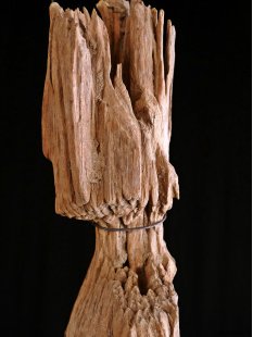 AL09 original AloAlo Fragment einer Grabstele der Sakalava antik nackte Frau 80 cm ca. 1900