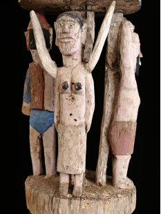 AL216  original und sehr selten AloAlo Grabstele Maroanaka Nr.4 ca. 1950 L&auml;nge 167 cm