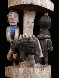 AL216  original und sehr selten AloAlo Grabstele Maroanaka Nr.4 ca. 1950 L&auml;nge 167 cm