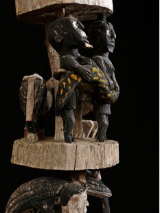 AL216  original und sehr selten AloAlo Grabstele Maroanaka Nr.4 ca. 1950 L&auml;nge 167 cm