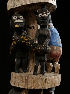 AL216  original und sehr selten AloAlo Grabstele Maroanaka Nr.4 ca. 1950 L&auml;nge 167 cm