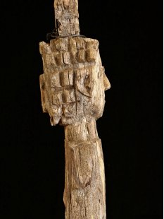 AL225 original AloAlo Grabstele der Sakalava antik nackte Frau und Reiter 215 cm ca. 1960