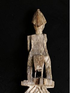 AL225 original AloAlo Grabstele der Sakalava antik nackte Frau und Reiter 215 cm ca. 1960