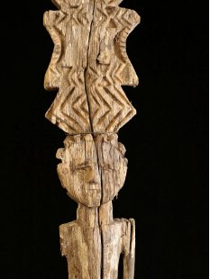 AL225 original AloAlo Grabstele der Sakalava antik nackte Frau und Reiter 215 cm ca. 1960