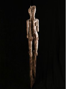 AL228 original AloAlo Totemskulptur der Sakalava Amtsperson mit Dokumententasche 155 cm antik ca. 1900