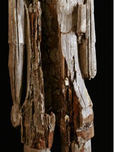 AL228 original AloAlo Totemskulptur der Sakalava Amtsperson mit Dokumententasche 155 cm antik ca. 1900