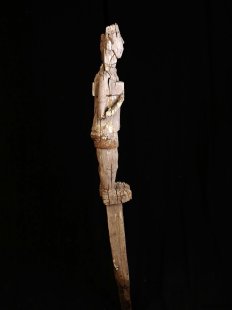 AL228 original AloAlo Totemskulptur der Sakalava Amtsperson mit Dokumententasche 155 cm antik ca. 1900