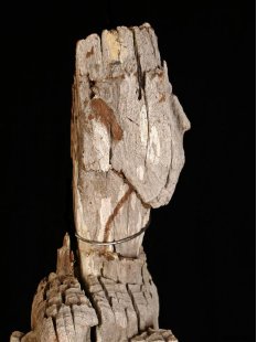 AL228 original AloAlo Totemskulptur der Sakalava Amtsperson mit Dokumententasche 155 cm antik ca. 1900