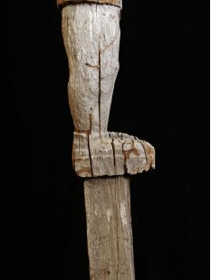 AL228 original AloAlo Totemskulptur der Sakalava Amtsperson mit Dokumententasche 155 cm antik ca. 1900