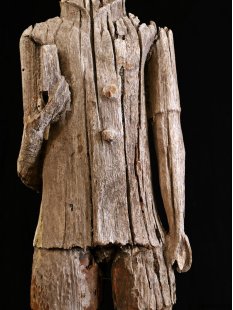 AL228 original AloAlo Totemskulptur der Sakalava Amtsperson mit Dokumententasche 155 cm antik ca. 1900