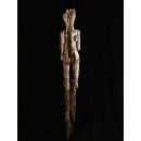 AL228 original AloAlo Totemskulptur der Sakalava Amtsperson mit Dokumententasche 155 cm antik ca. 1900