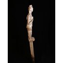 AL228 original AloAlo Totemskulptur der Sakalava Amtsperson mit Dokumententasche 155 cm antik ca. 1900