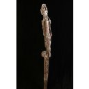AL228 original AloAlo Totemskulptur der Sakalava Amtsperson mit Dokumententasche 155 cm antik ca. 1900