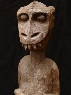 MF015 Vazimba Skulptur schwangere Krokodilfrau 45 cm
