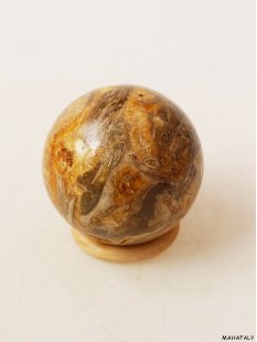 K108  fossiles und versteinertes Holz silifiziert Kugel Madagaskar  570 g D 70 mm