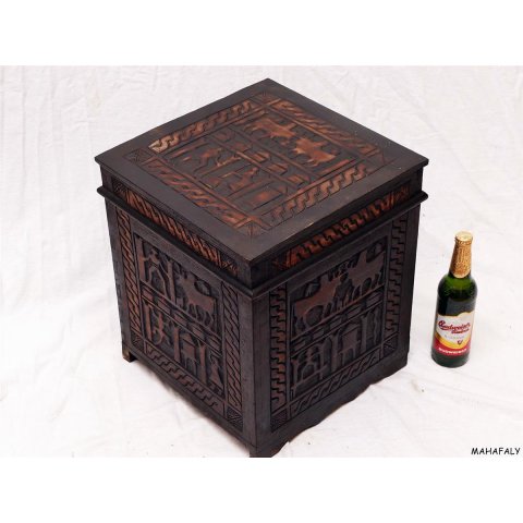 Truhe der Hova Madagaskar quadratisch 37 x 37  x 42 cm