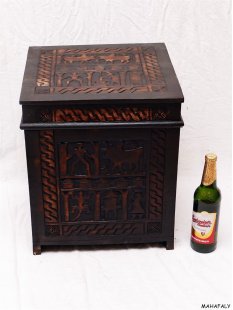 Truhe der Hova Madagaskar quadratisch 37 x 37  x 42 cm