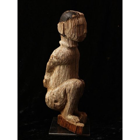 MF407 AloAlo Kopfskulptur der Mahafaly hockender Gefangener 30 cm 1965