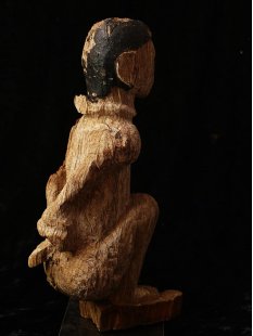 MF407 AloAlo Kopfskulptur der Mahafaly hockender Gefangener 30 cm 1965