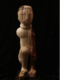 MF407 AloAlo Kopfskulptur der Mahafaly hockender Gefangener 30 cm 1965