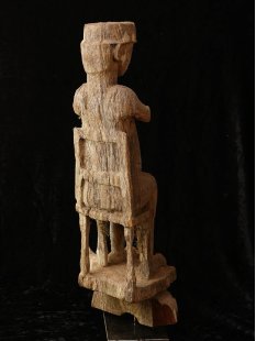 MF030 AloAlo Kopfskulptur von Grabstele der Mahafaly Beamter auf Stuhl 50 cm ca. 1975