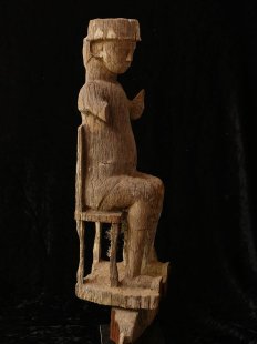 MF030 AloAlo Kopfskulptur von Grabstele der Mahafaly Beamter auf Stuhl 50 cm ca. 1975