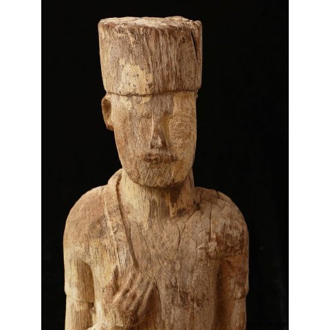 MF031 AloAlo Kopfskulptur von Grabstele der Mahafaly Gendarm in voller Ausr&uuml;stung 62 cm ca. 1975