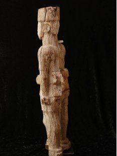 MF031 AloAlo Kopfskulptur von Grabstele der Mahafaly Gendarm in voller Ausr&uuml;stung 62 cm ca. 1975