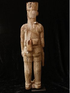 MF031 AloAlo Kopfskulptur von Grabstele der Mahafaly Gendarm in voller Ausr&uuml;stung 62 cm ca. 1975