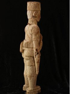 MF031 AloAlo Kopfskulptur von Grabstele der Mahafaly Gendarm in voller Ausr&uuml;stung 62 cm ca. 1975