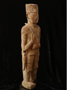 MF031 AloAlo Kopfskulptur von Grabstele der Mahafaly Gendarm in voller Ausr&uuml;stung 62 cm ca. 1975