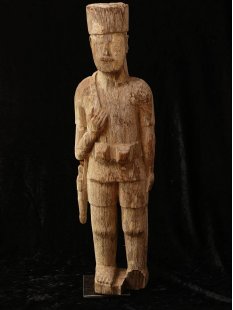 MF031 AloAlo Kopfskulptur von Grabstele der Mahafaly Gendarm in voller Ausr&uuml;stung 62 cm ca. 1975