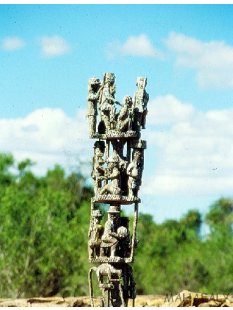 MF031 AloAlo Kopfskulptur von Grabstele der Mahafaly Gendarm in voller Ausr&uuml;stung 62 cm ca. 1975