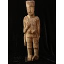 MF031 AloAlo Kopfskulptur von Grabstele der Mahafaly Gendarm in voller Ausr&uuml;stung 62 cm ca. 1975