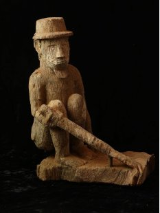 MF041 AloAlo Kopfskulptur der Mahafaly hockender Mann 30...