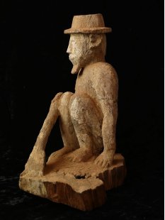 MF041 AloAlo Kopfskulptur der Mahafaly hockender Mann 30...