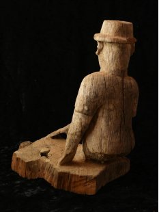 MF041 AloAlo Kopfskulptur der Mahafaly hockender Mann 30 cm 1950