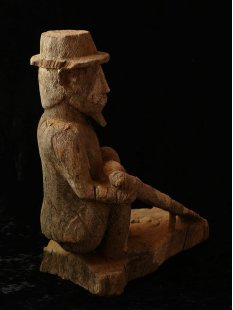 MF041 AloAlo Kopfskulptur der Mahafaly hockender Mann 30 cm 1950