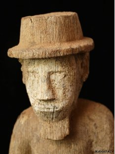 MF041 AloAlo Kopfskulptur der Mahafaly hockender Mann 30 cm 1950