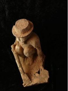 MF041 AloAlo Kopfskulptur der Mahafaly hockender Mann 30 cm 1950