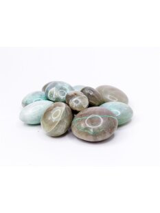 1 kg Handst&uuml;cken Handschmeichler Trommelstein Madagaskar Garnierit Palmstein poliert